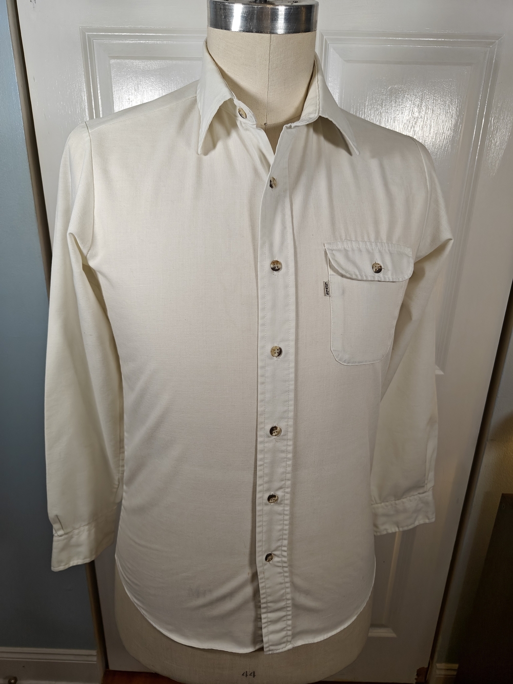Vintage 70s Levis Mens Medium Cream Tailored For Men Button Down Shirt USA